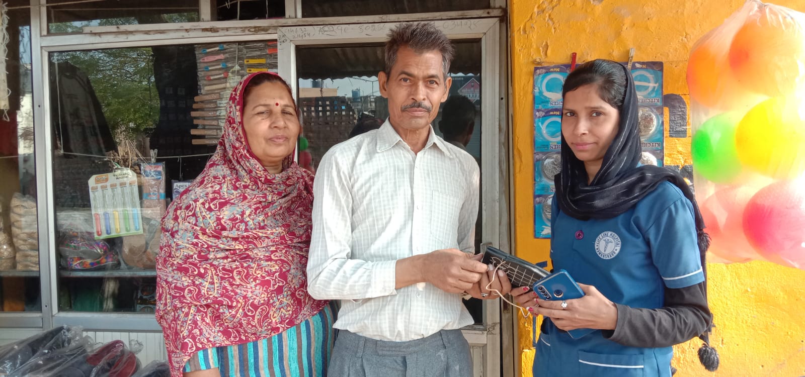 पर्स लौटाकर ईमानदारी की मिसाल कायम की।